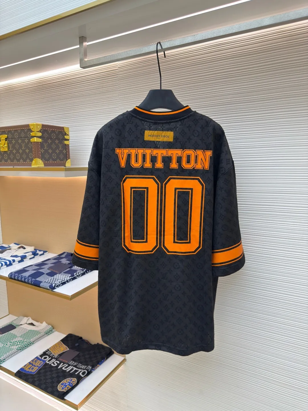 LOUIS VUITTON presbyopic mid-sleeve ●Authentic product: purchased and developed at 7850 ●Item number: 1680185-A20 ●Fabric: double-ply ring-spun pure cotton yarn fabric ●Technology: made on positioning cutting machine ●Version: fitted version ●Weight: about 375 grams ●Size: XS-S-M-L ●Description: The fabric is made of 150D/48F polyester special-shaped optical long fiber yarn + 40-count double-strand ring-spun pure cotton. A 24-needle cylindrical jacquard loom imported from Italy is used to weave the embryonic fabric. The embryonic cloth is washed in a vat and shaped into finished fabric. It is made of Infrared cutting machine is used for typesetting, and the positioning flower letter logo is cut by hand. The front and back panels are screen printed with a positioning elliptical machine, and an 80-mesh mechanical screen is used to open the screen. The thermosetting oil material is mixed with a matte paint surface, and it is matched with 26s cotton yarn-dyed ribbing. The overall wiring is straight and delicate, the fabric is comfortable and soft, and the color is consistent without color difference. It can be matched with the same style to create a fashionable look and control various occasions. Customized accessories, complete with three standards, same style for men and women!